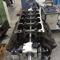 Lagergassenbearbeitung an einem OM502  V8 16L Mercedes Industriemotor