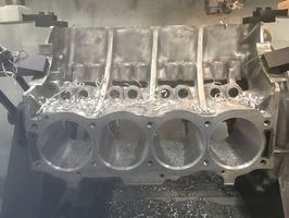 Motorblockbearbeitung eines ALU V8 Motorblocks auf unserem Berco ACP Bohrwerk